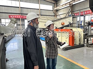 Taking the customer to inspect the equipment